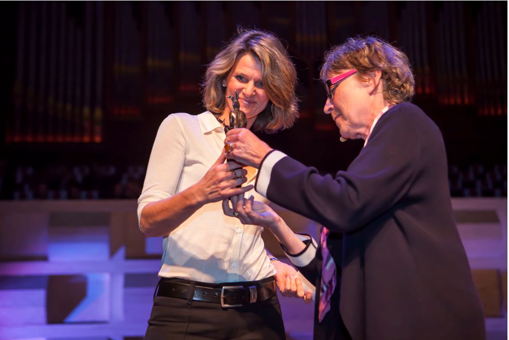 Caroline de Gruyter ontvangt de Heldringprijs tijdens de Nacht van NRC in Rotterdam.