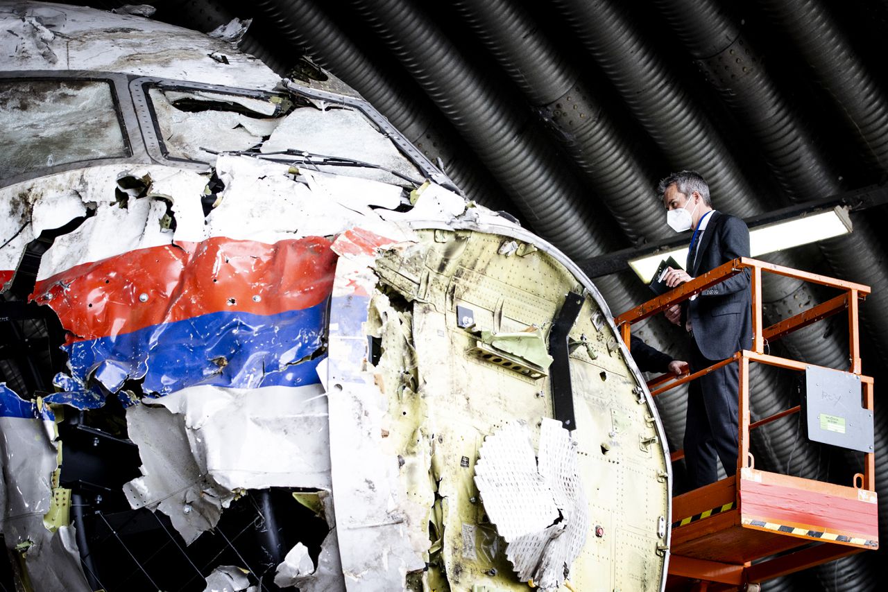 Een rechter bekijkt op vliegbasis Gilze-Rijen de reconstructie van het in 2014 neergeschoten MH17-toestel.