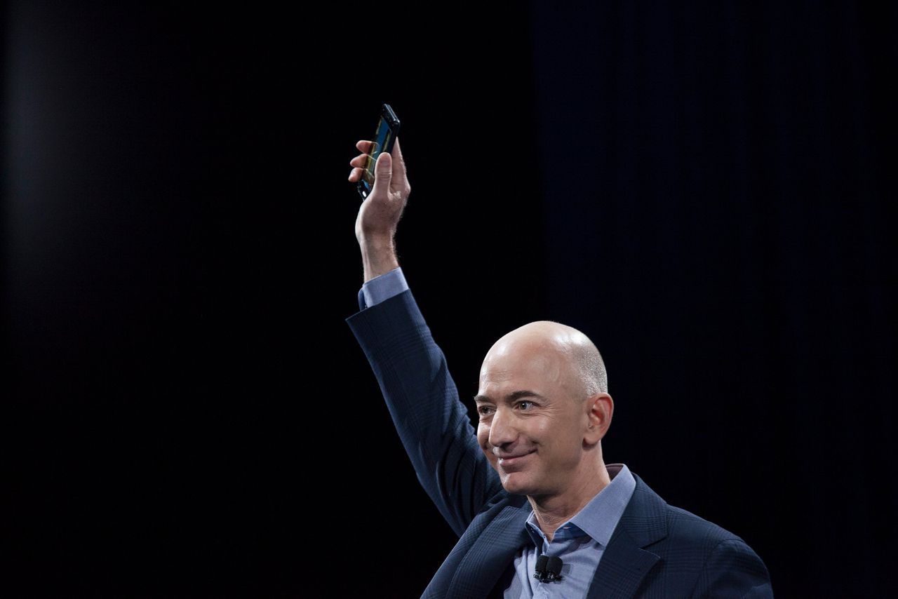 Amazon-directeur Jeff Bezos presenteert de Fire Phone, de eerste telefoonlijn van het bedrijf, in 2014.