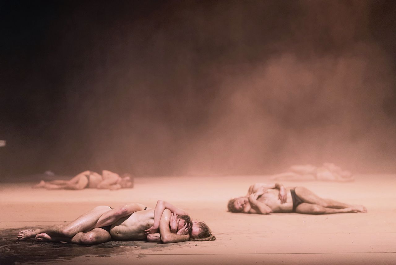Dansers van Troubleyn tijdens een uitvoering van Mount Olympus: to glorify the cult of tragedy (2015) van Jan Fabre.