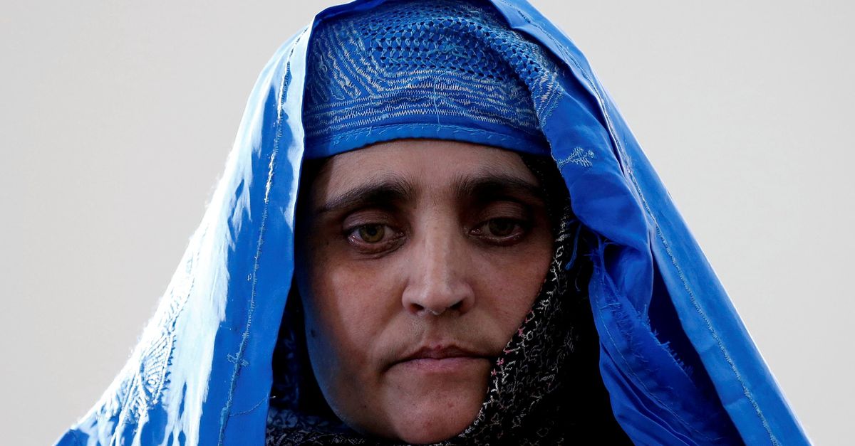 L’Italia espelle la famosa “donna afgana dagli occhi verdi”