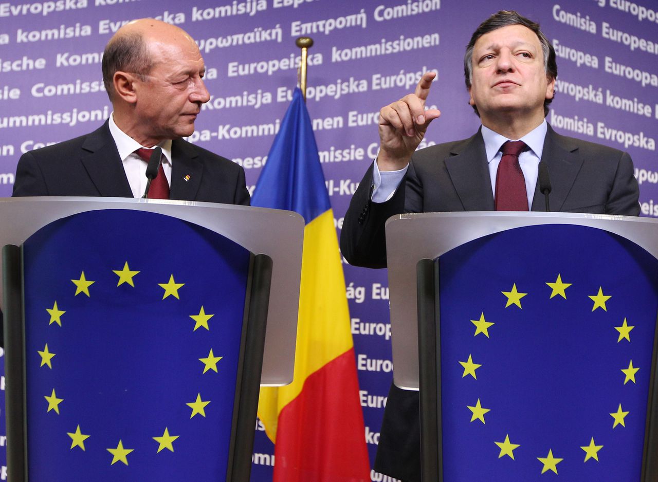 Barroso en de Roemeense president Traian Basescu op een persconferentie in Brussel, waar morgen een uiterst belangrijke eurotop op het programma staat. Een van de geplande bijeenkomsten, die van de ministers van Financiën van de 27 EU-landen, wordt uitgesteld, zo bleek vandaag.