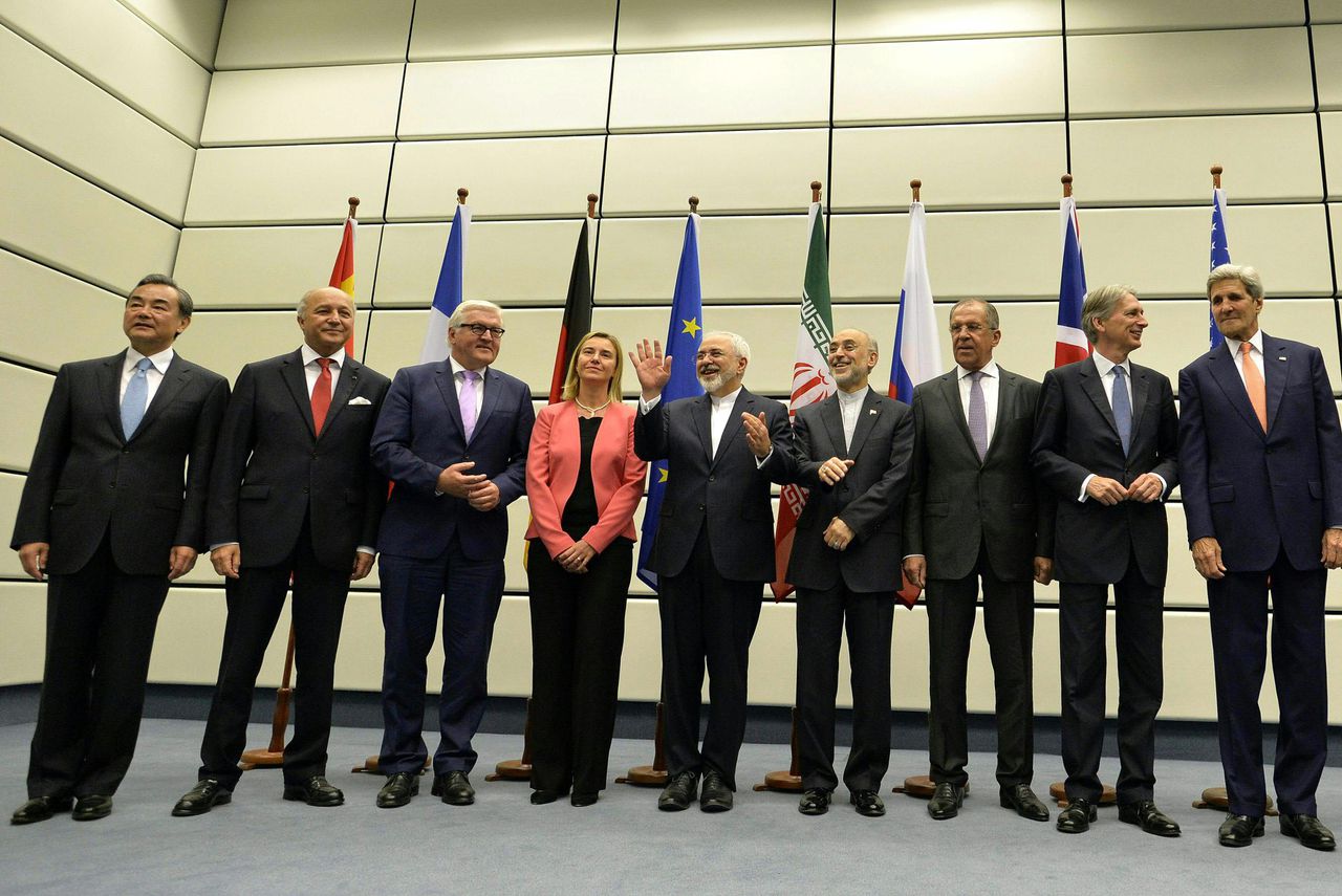 De ministers van Buitenlandse Zaken van de zes wereldmachten - China, Rusland, Verenigde Staten, Frankrijk, Verenigd Koninkrijk en Frankrijk,, de Iraanse minister en de EU-buitenlandchef bij de officiële presentatie van het akkoord over het Iraanse nucleaire programma.