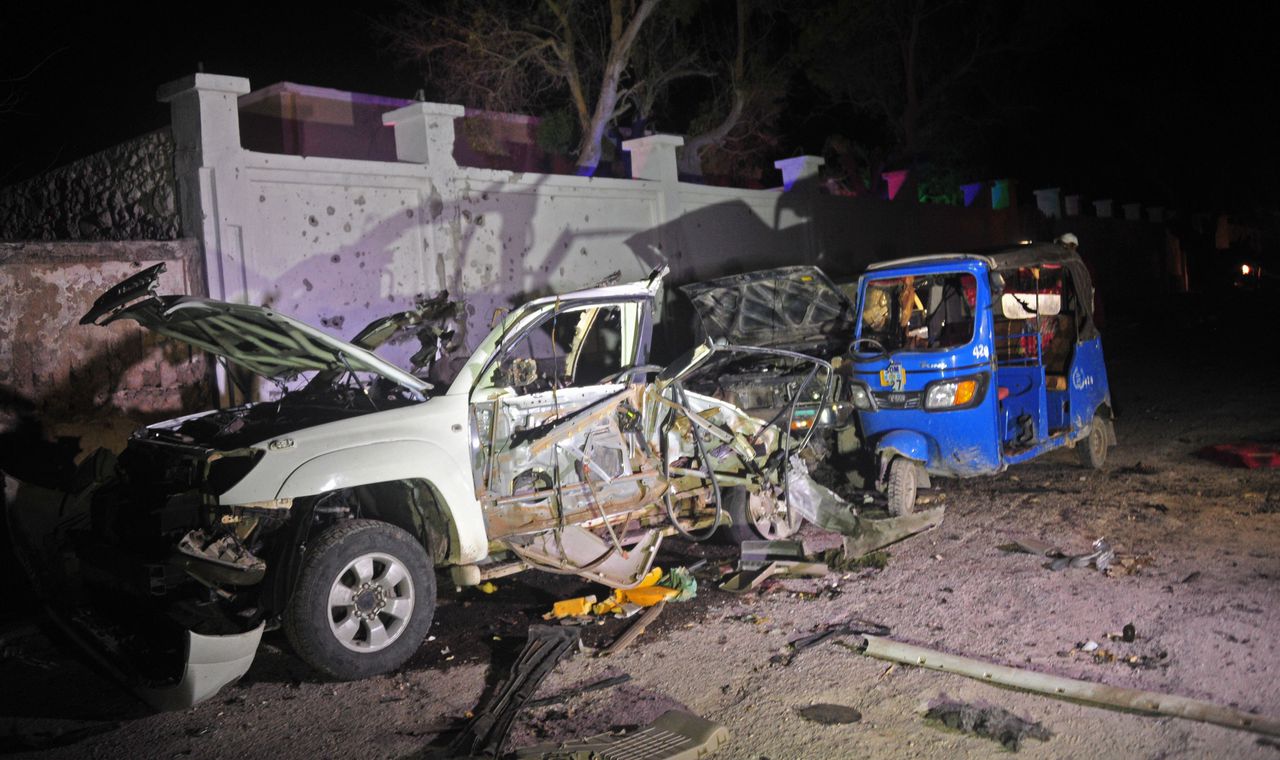 De geëxplodeerde auto bij het restaurant in de Somalische hoofdstad Mogadishu.