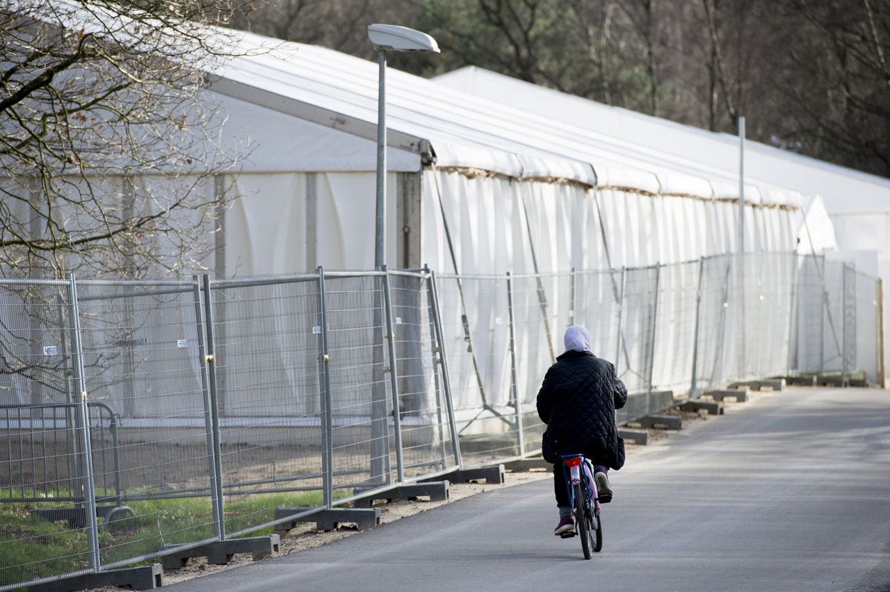 Vluchtelingen houden zich op bij tentenkamp Heumensoord, de tijdelijke noodopvang van het COA.