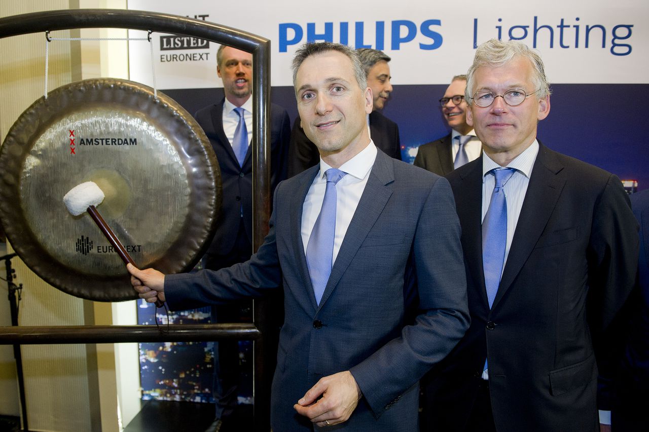 Topman Eric Rondolat luidt de gong tijdens de beursnotering van Philips Lighting, op de Amsterdamse beurs van Euronext.