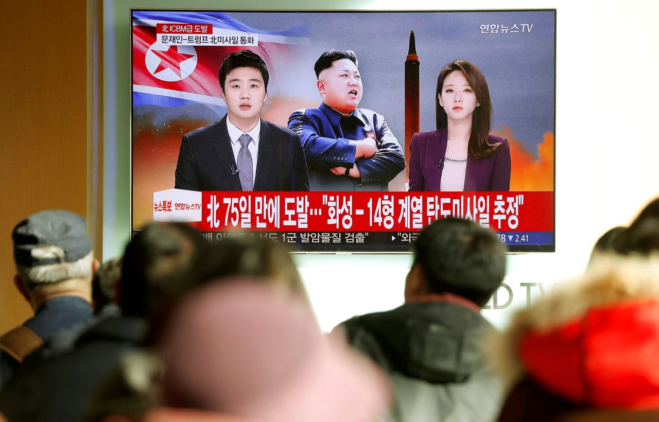 Zuid-Koreanen in Seoul kijken naar een nieuwsuitzending waarin melding wordt gemaakt van de meest recente raketlancering van Noord-Korea.