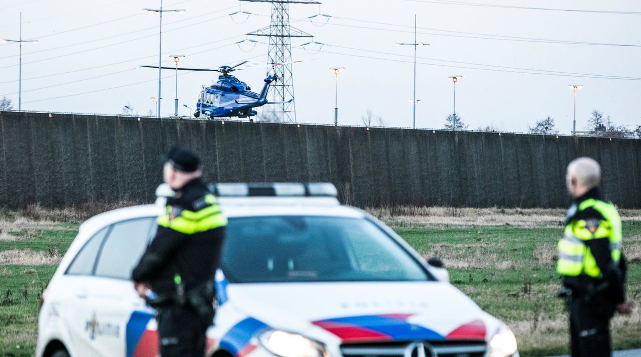 Een politiehelikopter vliegt weg bij de Zutphense gevangenis waar een uitbraakpoging werd gedaan.