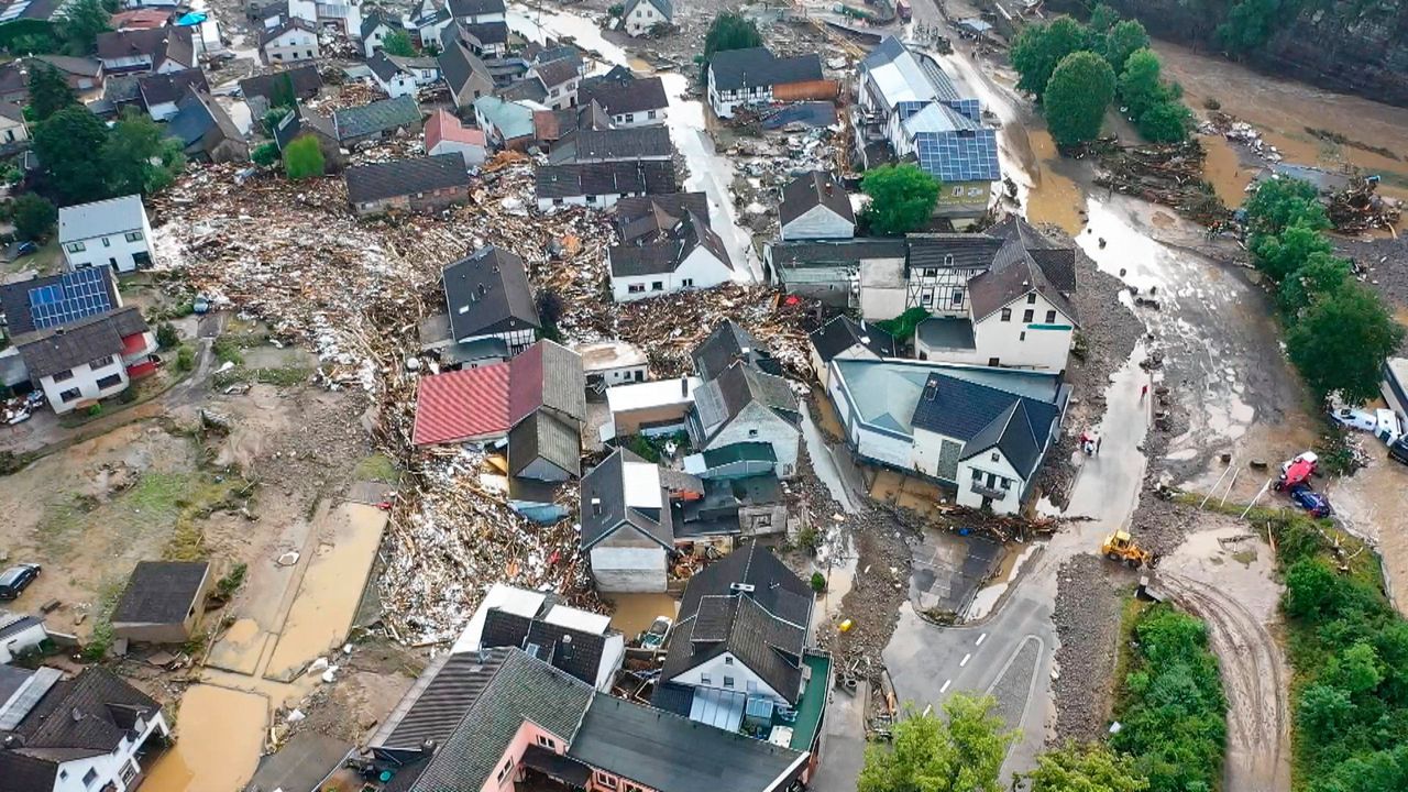 De ravage in de Duitse plaats Schuld in de regio Eifel is groot door de overstromingen van rivier de Ahr.