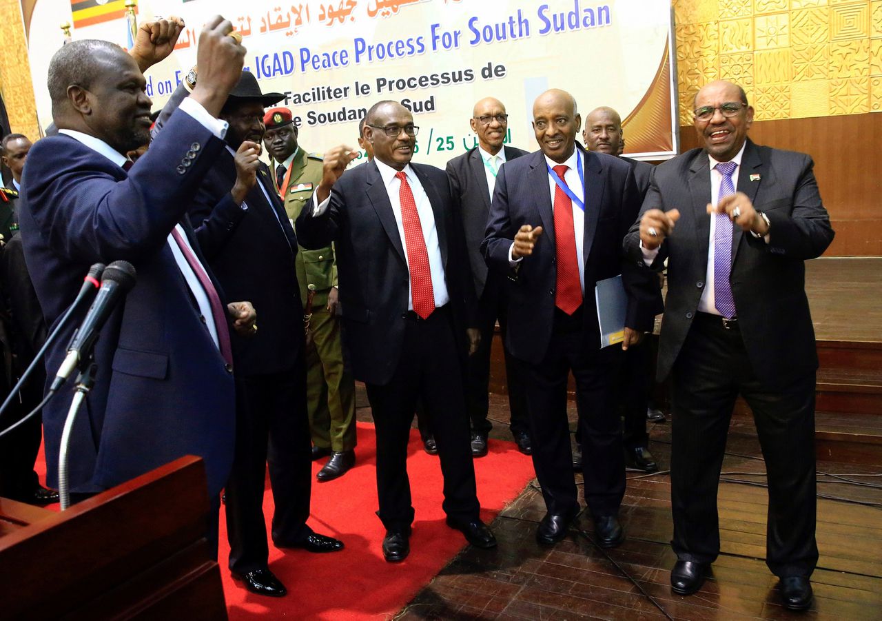 De Soedanese president Omar Al-Bashir danst voor het vredesbestand met rebellenleider Riek Machar en president Salva Kiir.