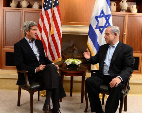 De Amerikaanse minister van Buitenlandse Zaken John Kerry tijdens zijn vorige bezoek aan de Israëlische premier Benjamin Netanyahu.