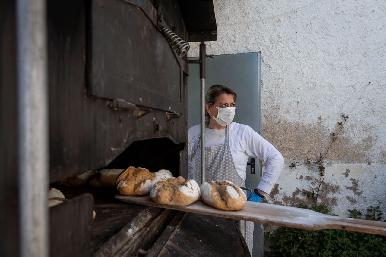 Een bakker aan het werk in Vilassar de Mar, Spanje. Foto Enric Fontcuberta / EPA