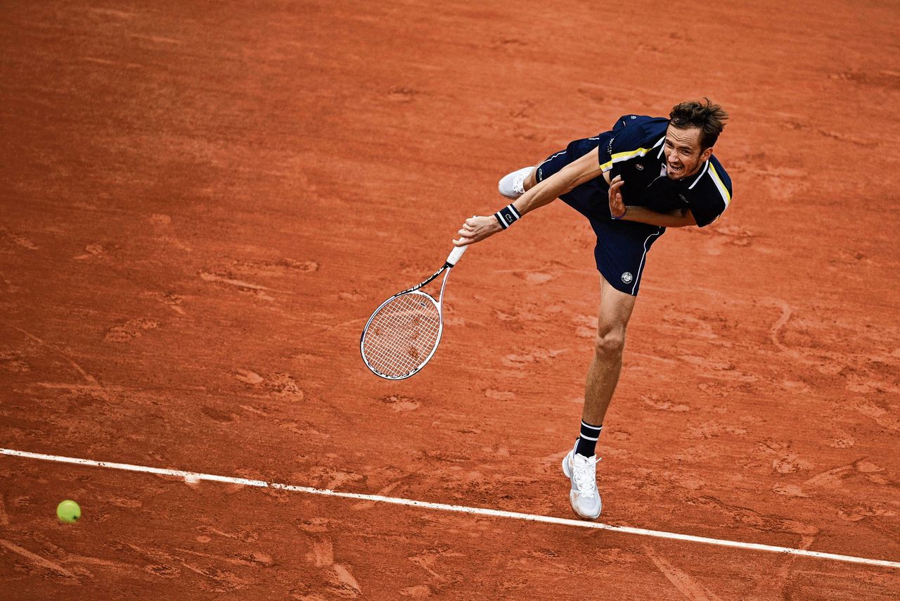 Daniil Medvedev serveert in zijn partij tegen Reilly Opelka. De Rus is als tweede geplaatst op Roland Garros.