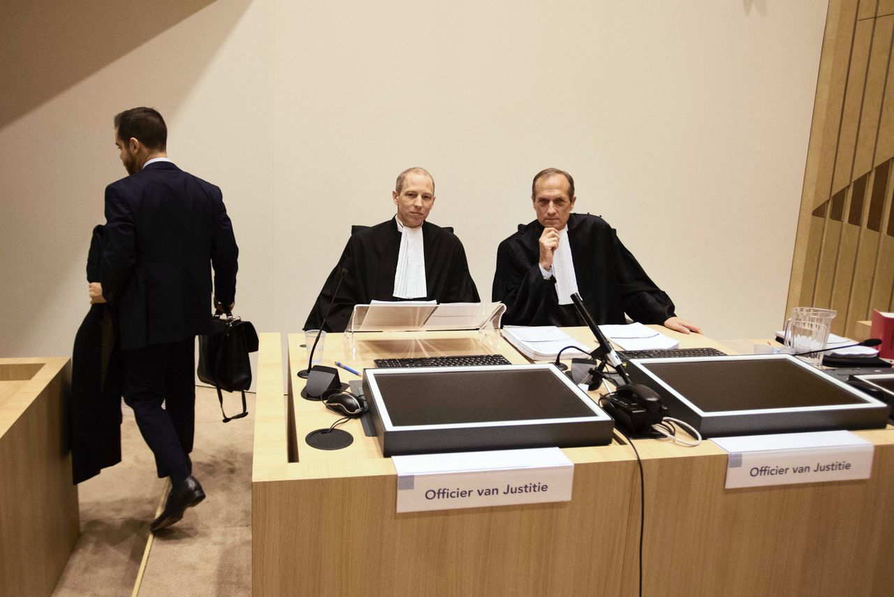 De twee officieren van Justitie tijdens de rechtszaak.