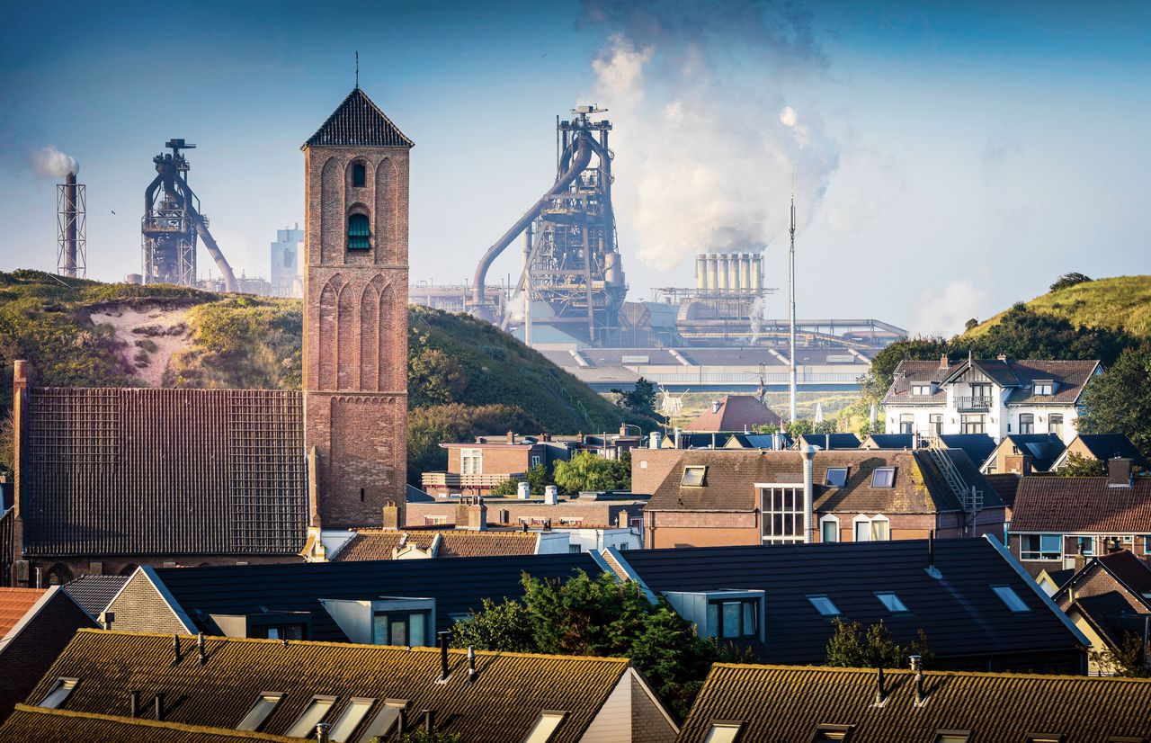 Wijk aan Zee met op de achtergrond de hoogovens van Tata Steel. Bijna een derde van de landelijke uitstoot komt uit een fabrieksschoorsteen.