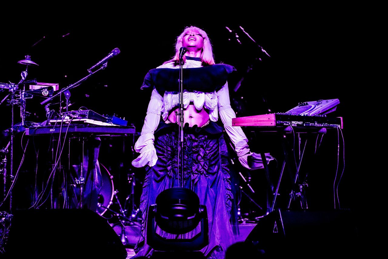 Erykah Badu verschijnt na 70 minuten op podium in Carré