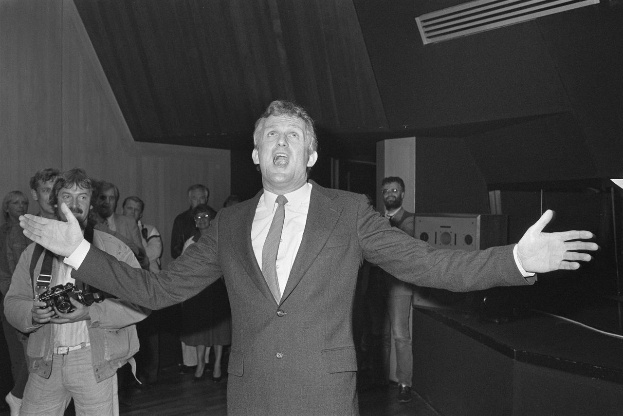 Wim de Bie, zingend, bij de presentatie van een LP in 1984.
