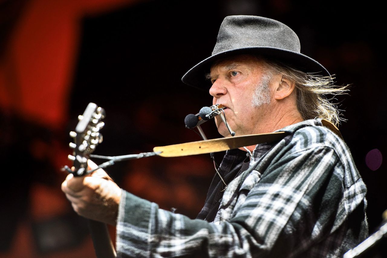 Neil Young in 2016 op het Roskilde Festival in Denmarken