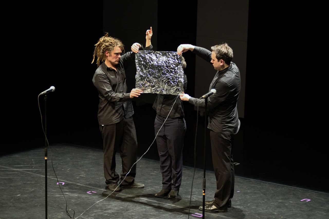 In het stuk ‘Silver Breath’ van Cathy van Eck fungeren aluminium ‘spandoeken’ van drie ‘demonstrerende’ musici als luidsprekers.