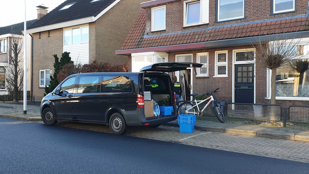 Een busje van de recherche bij een woning in Hengelo, waar dinsdag één van de invallen plaatsvond.