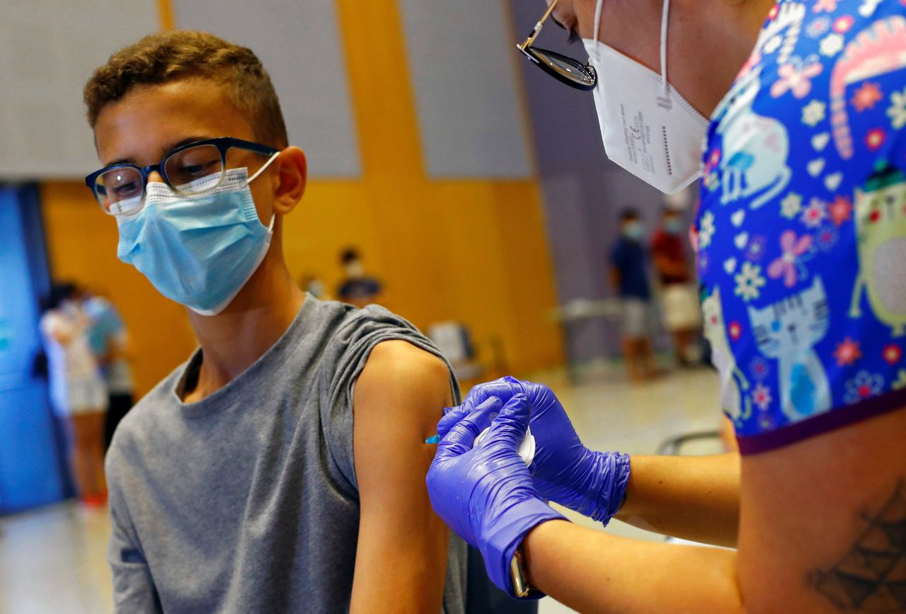 In Spanje krijgt een tiener een Moderna-vaccin.