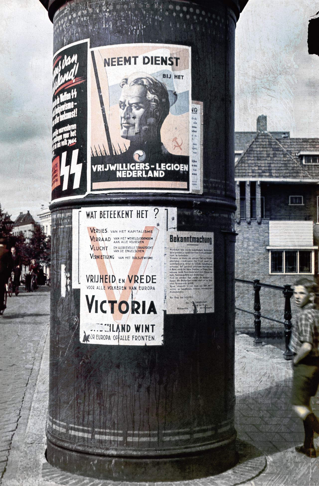 Peperbus met affiches tijdens de Duitse bezetting, precieze datum onbekend