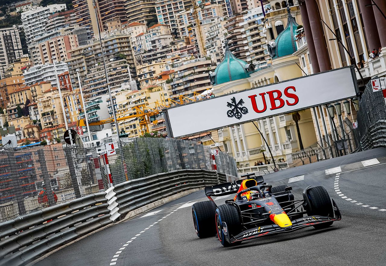 Pérez wint natte GP van Monaco, Verstappen derde voor Leclerc 