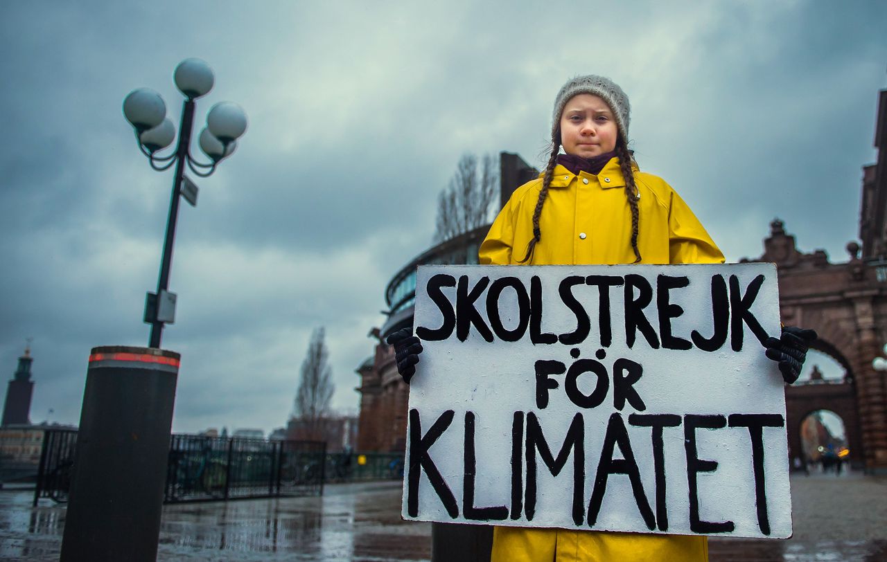De 15-jarige Zweedse klimaatactivist Greta Thunberg protesteert voor het parlement in Stockholm met het bord ‘Schoolstaking voor het klimaat’.