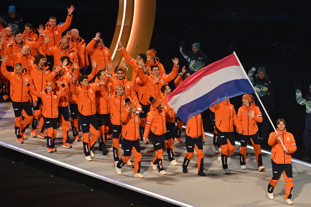 Nederlandse delegatie komt zwaaiend San Siro binnen
