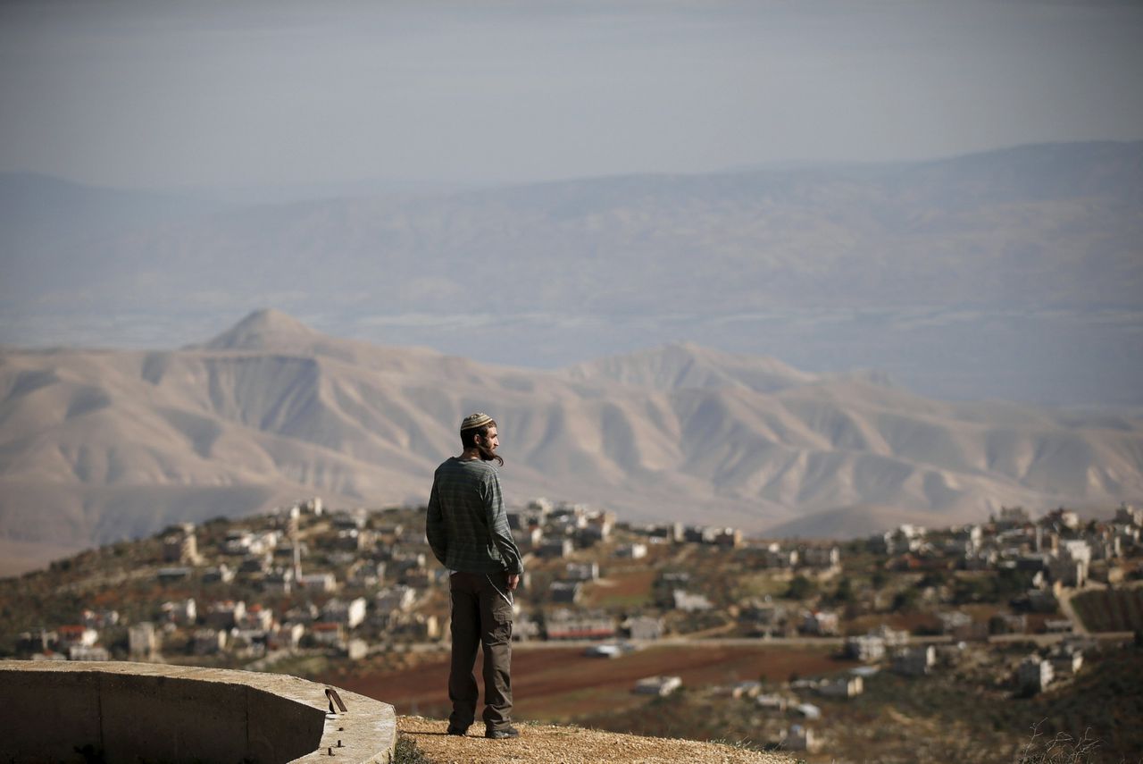 Een kolonist kijkt uit over de Jordaanvallei.