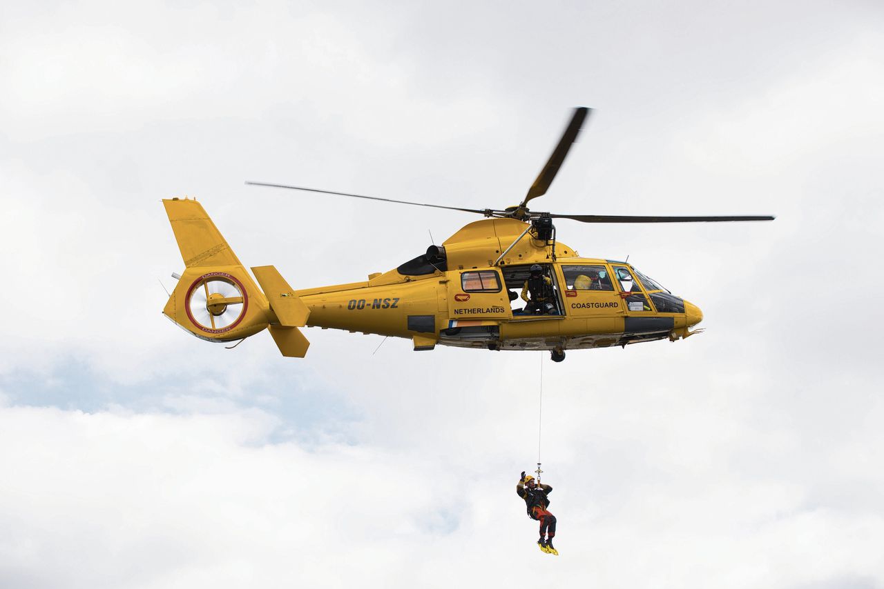 Een helikopter van de Nederlandse Kustwacht tijdens een demonstratie. De hulpverlening is in handen van het Vlaamse helikopterbedrijf NHV.