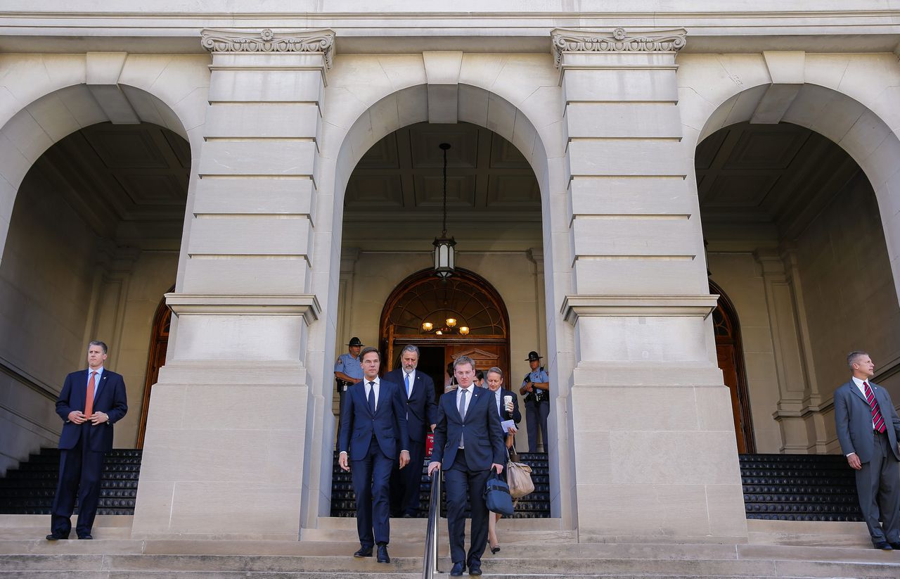 Premier Rutte verlaat het State Capitol van de Amerikaanse staat Georgia tijdens zijn handelsbezoek aan de Verenigde Staten.