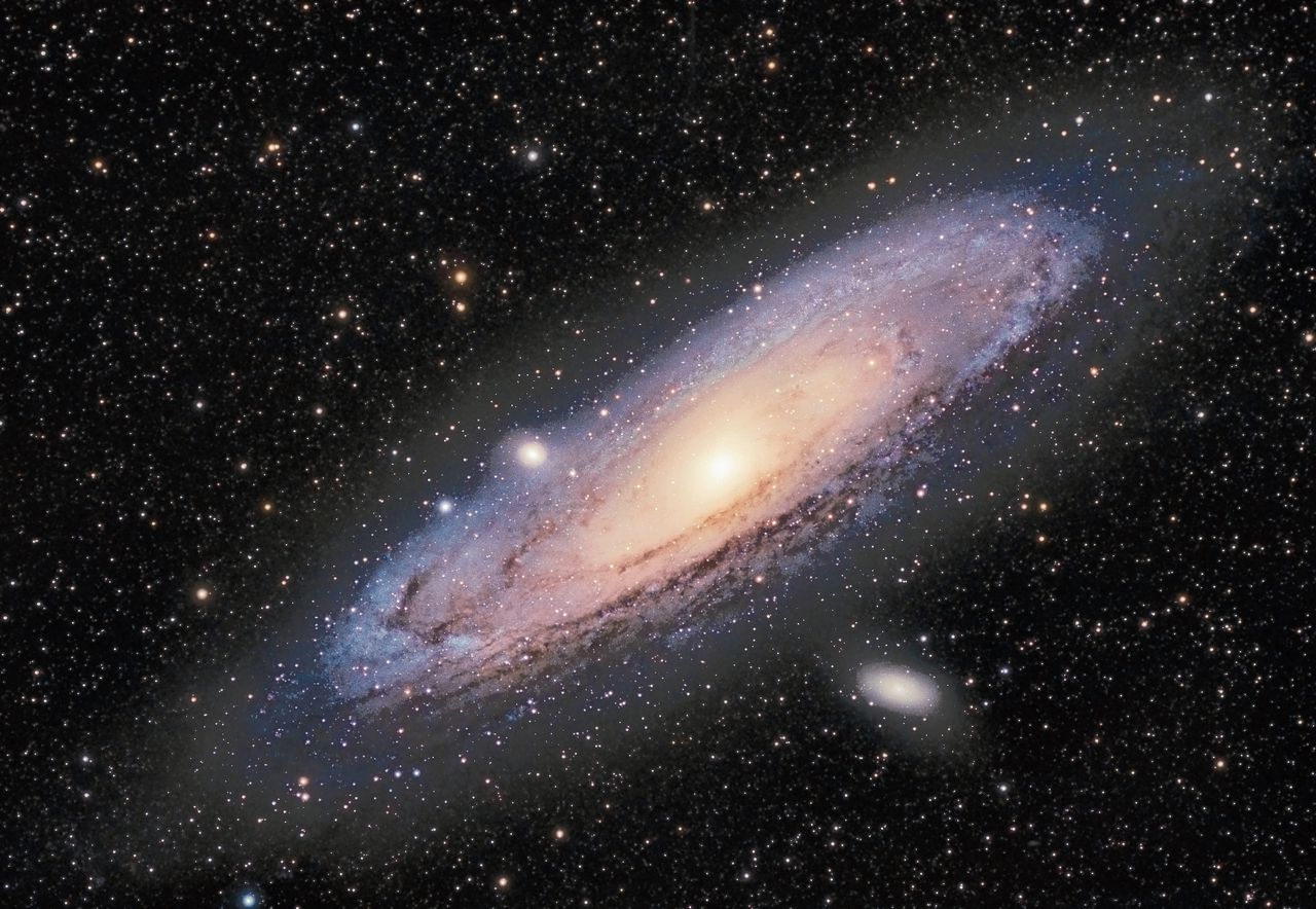 Het Andromedastelsel (M31). Het kleine, maar opvallende sterrenstelsel links van de kern is M32. Rechtsonder, verder weg van M31 en groter dan M32 staat een ander satellietstelsel: M110.