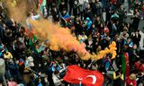  Azeri’s vieren feest in de Azerbeidzjaanse hoofdstad Bakoe na de als overwinning beschouwde vredesdeal rond Nagorno-Karabach.