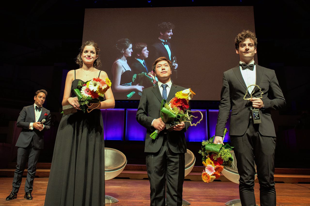 De drie finalisten bij de uitreiking in TivoliVredenburg, rechts winnaar Alexander Ullman.