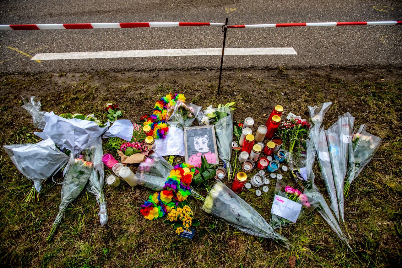 Bloemen en kaarsen in de berm van de Mensheggerweg waar de dodelijke aanrijding na Pinkpop plaats vond.