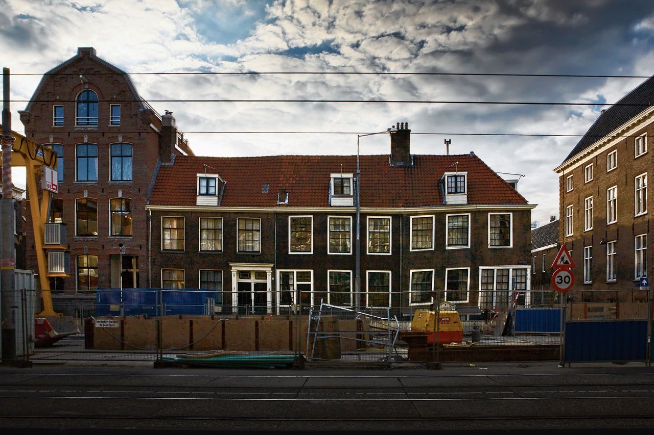 Wevershuisjes aan de Vijzelgracht in Amsterdam, verzakt door werkzaamheden aan de Noord/Zuidlijn.