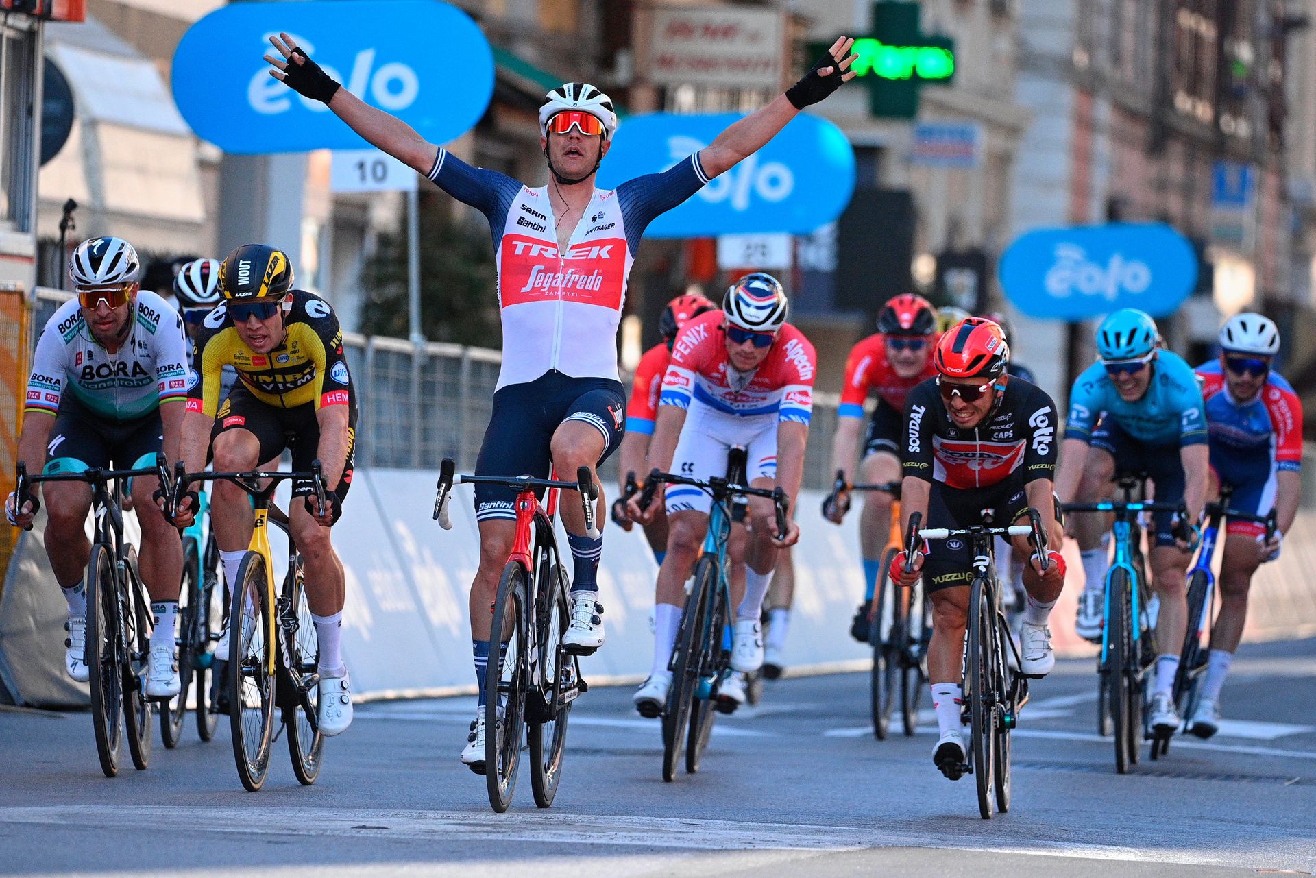 Jasper Stuyven is verrassende winnaar MilaanSanremo NRC
