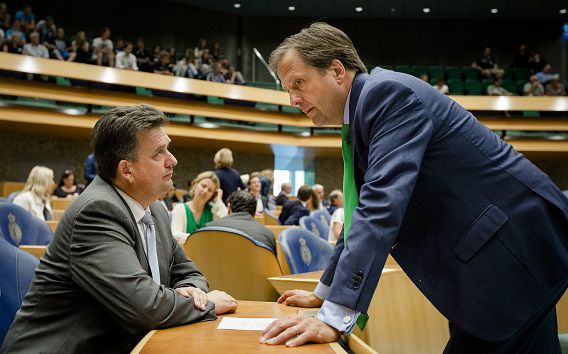 D66-leider Alexander Pechtold in gesprek met SP-leider Emile Roemer.