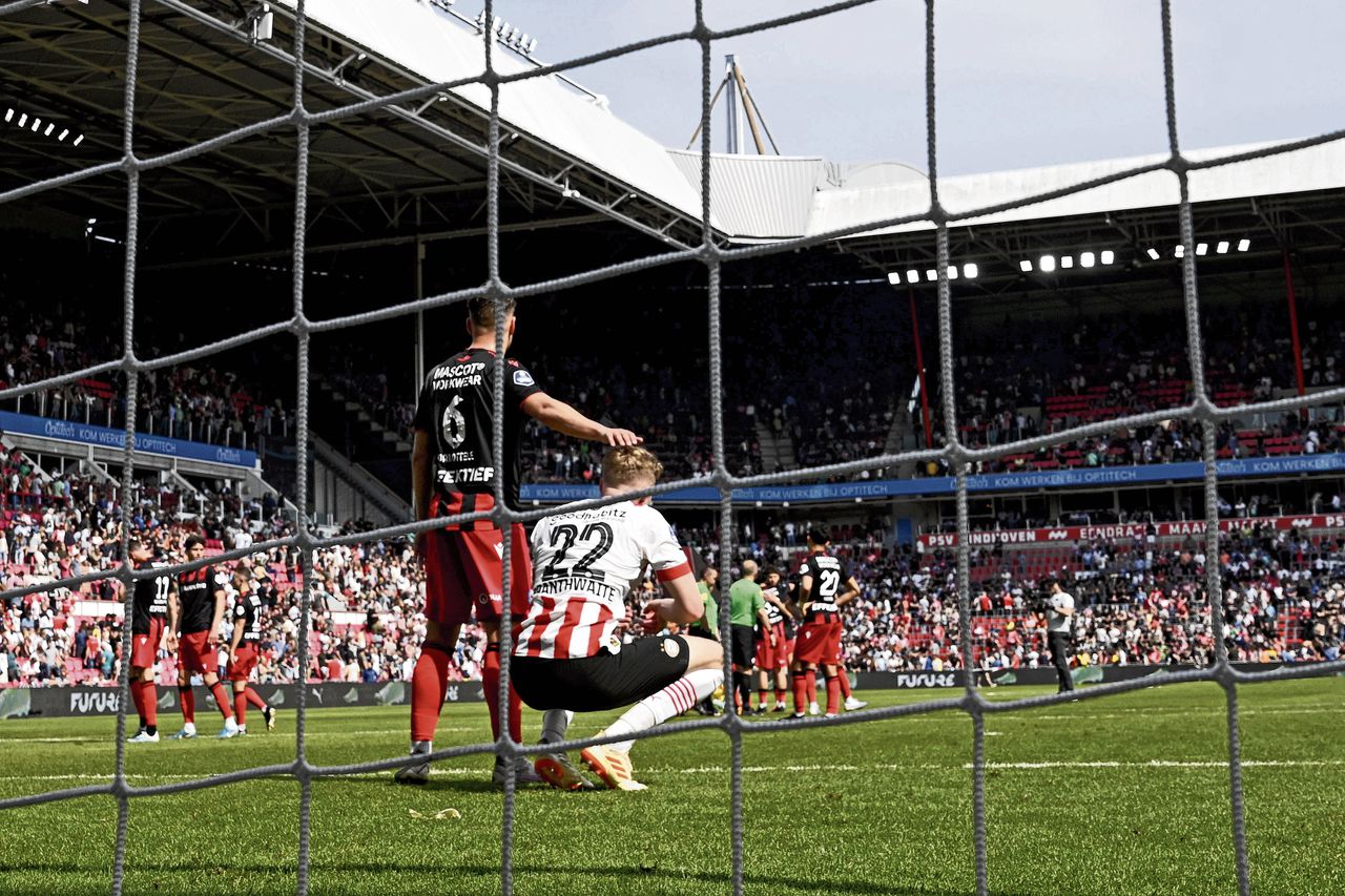 PSV-verdediger Jarrad Branthwaite krijgt een aai over zijn bol van Heerenveen-speler Syb van Ottele.