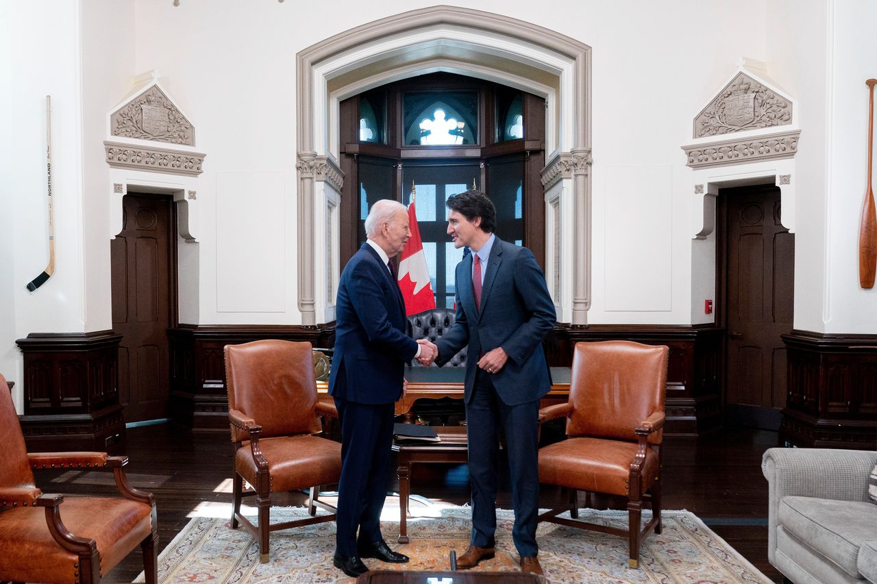 De Amerikaanse president Joe Biden op bezoek bij de Canadese premier Justin Trudeau in Ottawa, op vrijdag 24 maart.