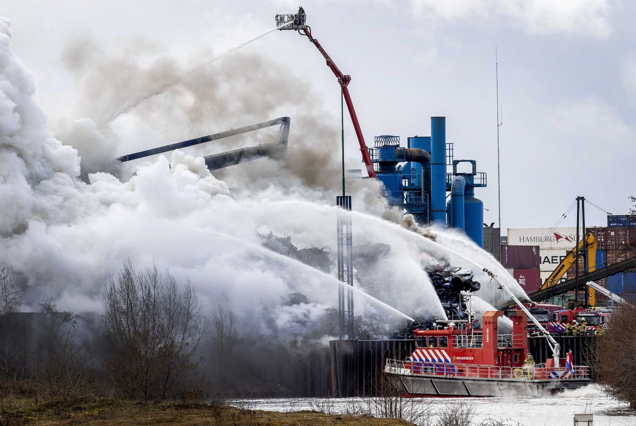 School en cellencomplex Den Bosch ontruimd bij grote brand 