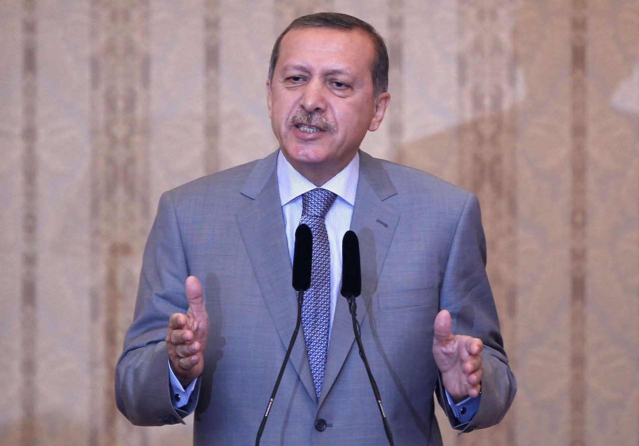 De Turkse premier Erdogan spreekt tijdens de bijeenkomst van de OIC om de situatie in Somalië te bespreken. Aan het eind van de bijeenkomst werd bekendgemaakt dat het land ruim 240 miljoen dollar aan steun krijgt.