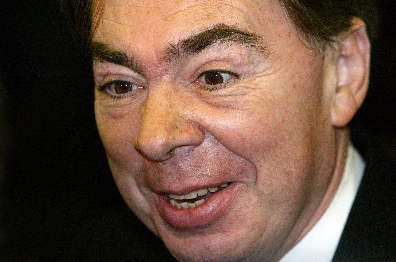 Andrew Lloyd Webber zoekt talent voor het songfestival 2009, BBC 1, 19.35-20.40u. British composer and producer Andrew Lloyd Webber arrives for the German movie premiere of "Das Phantom der Oper" based on the musical in Munich in this December 8, 2004 file photo. The romantic melodrama set to lush music by Webber captures the title of longest-running show in Broadway history when the curtain goes up for performance No. 7,486 on Monday night. Photo taken December 8, 2004. REUTERS/Michaela Rehle/Files
