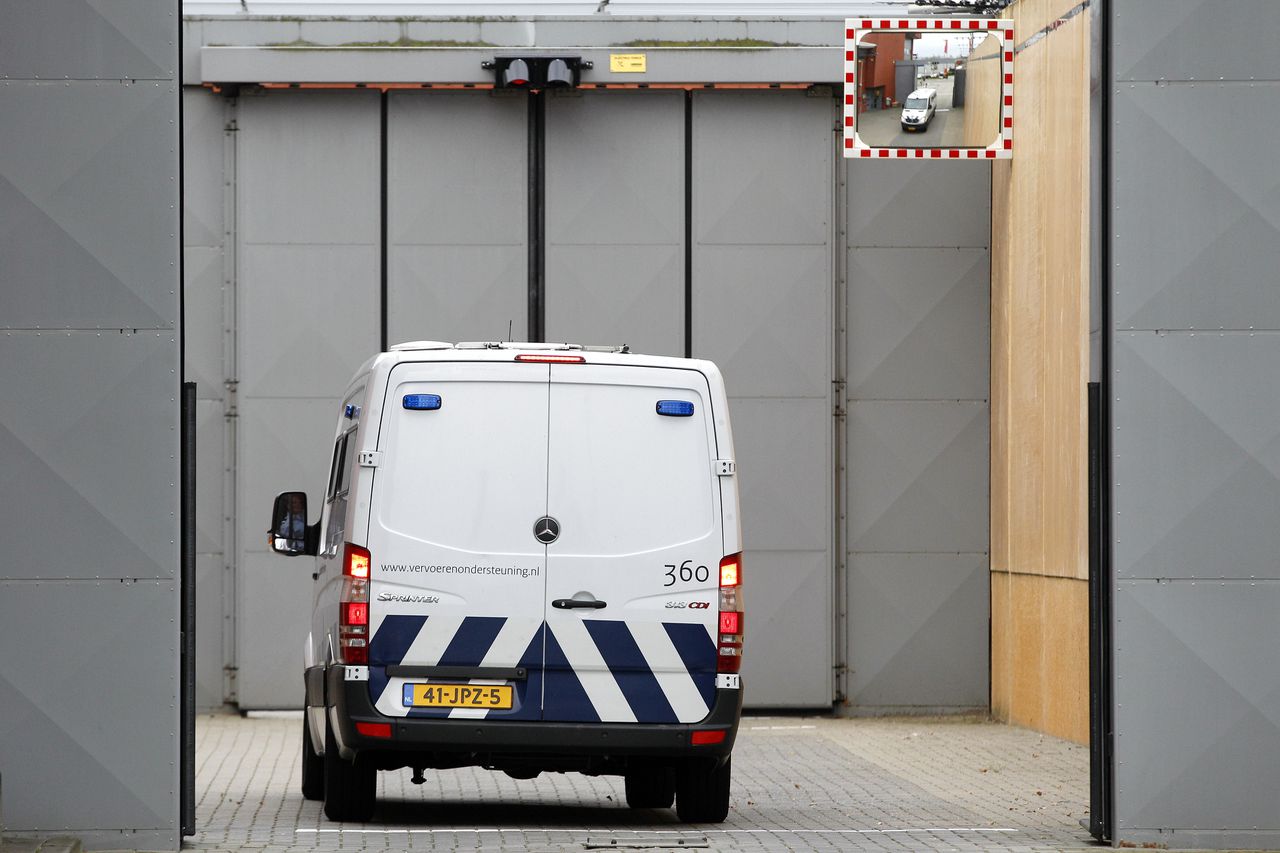 Een busje van de Dienst Justitiële Inrichtingen arriveert bij de gevangenis in Zwolle. Mogelijkerwijs verbleef Van der G. tijdens de laatste maanden in detentie in Zwolle.