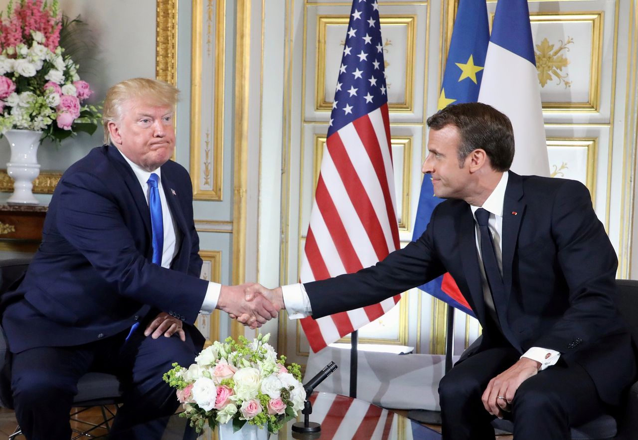 De Amerikaanse president Trump en de Franse president Macron tijdens een ontmoeting op 6 juni om D-day te herdenken.
