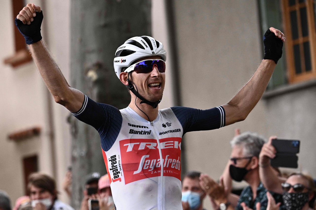 Bauke Mollema wint de veertiende etappe van de Tour, na een lange solo.