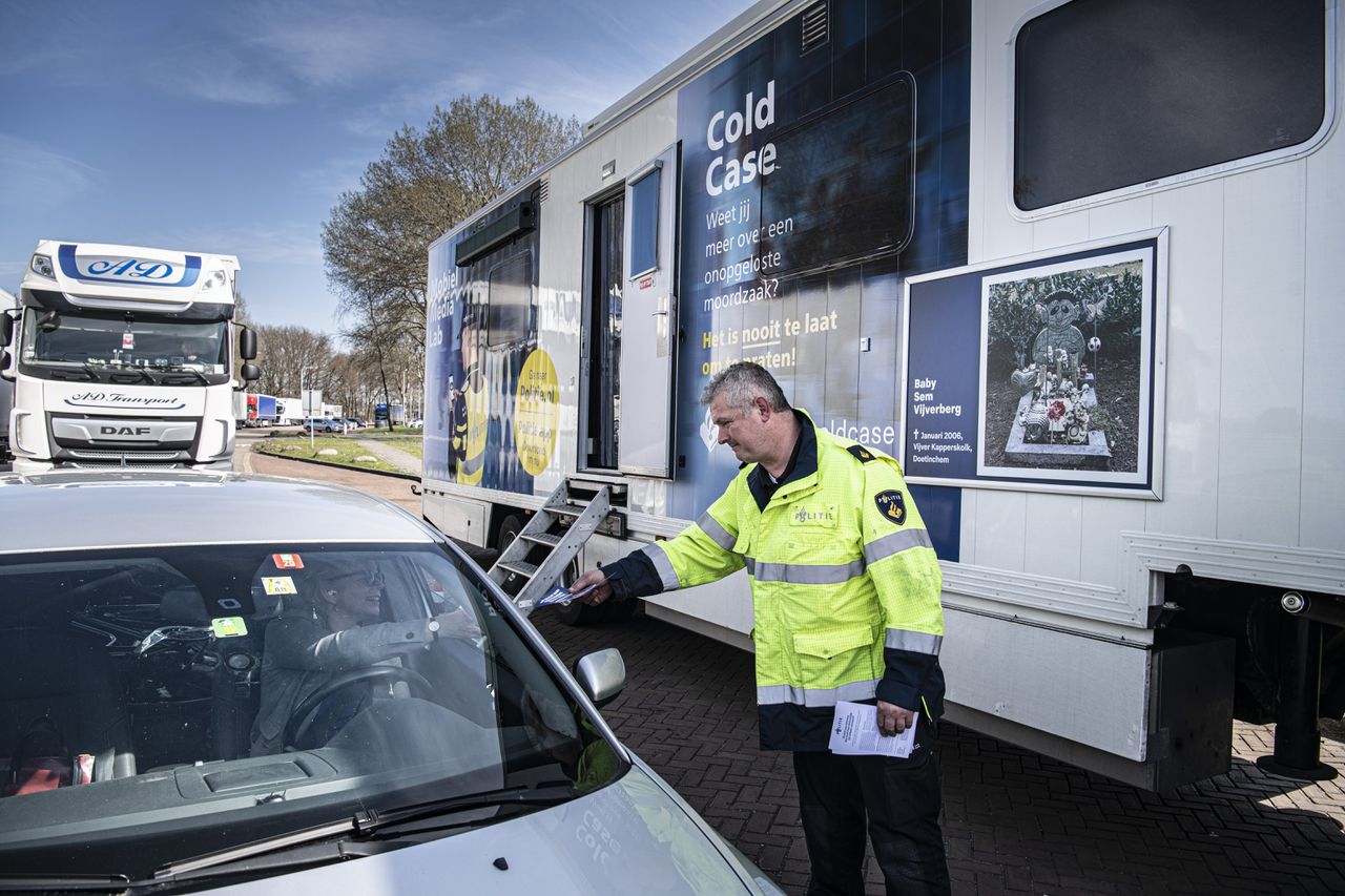 De politie deelt flyers uit op zoek naar informatie over Sem Vijverberg