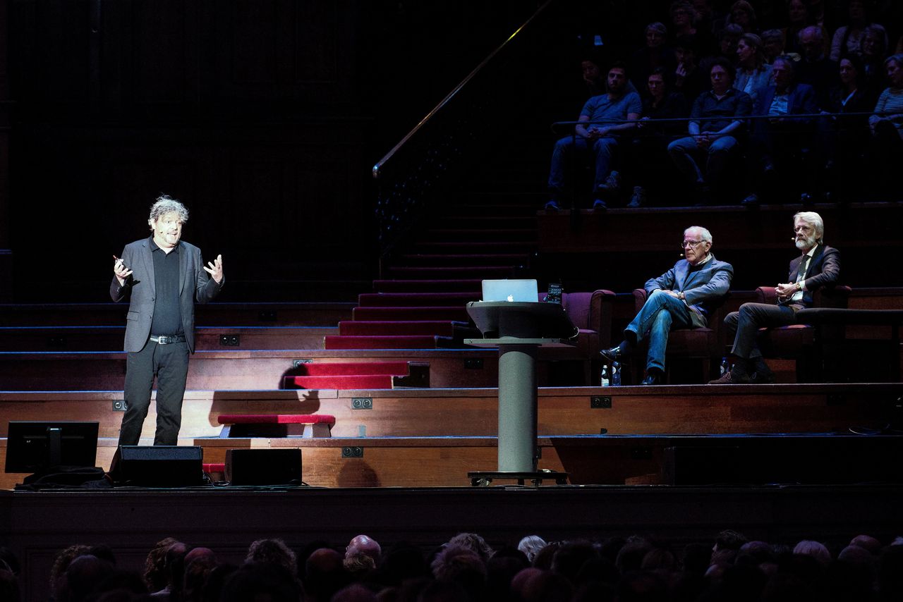 Henkjan Honing (links), Dick Swaab en Erik Scherder vertellen in het Concertgebouw samen met muzikanten over de heilzame werking van muziek op het brein.