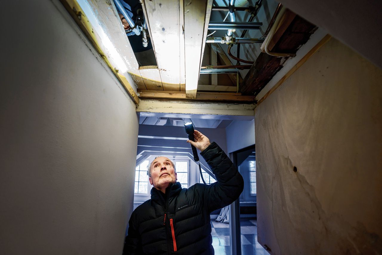 Bouwkundige keuring door Fred Tokkie in Amsterdam. Hij gaat het dak op en tot in de kruipruimtes van woningen om mogelijke gebreken te achterhalen.